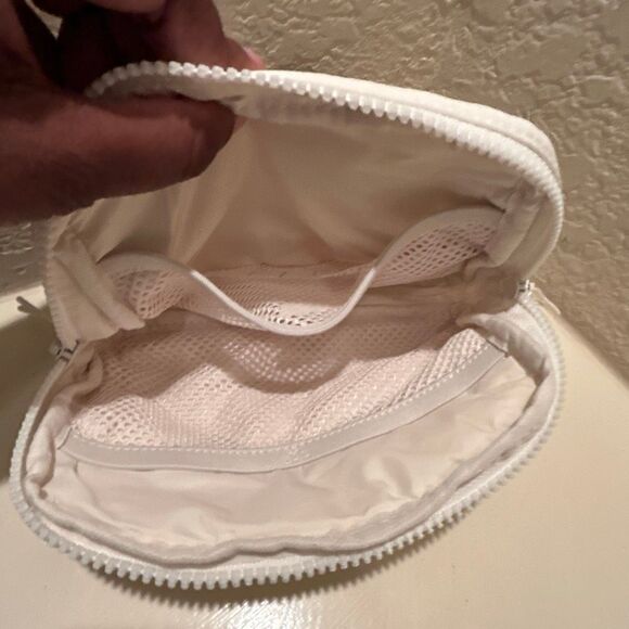 Fabletics Essential Puffer Belt Bag Beige Sporty Fanny Pack Winter Gym Athletic - Picture 3 of 8